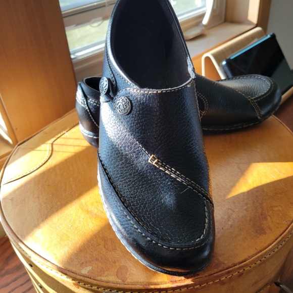 Clarks black leather slip-on.  Size 8M - Picture 2 of 4